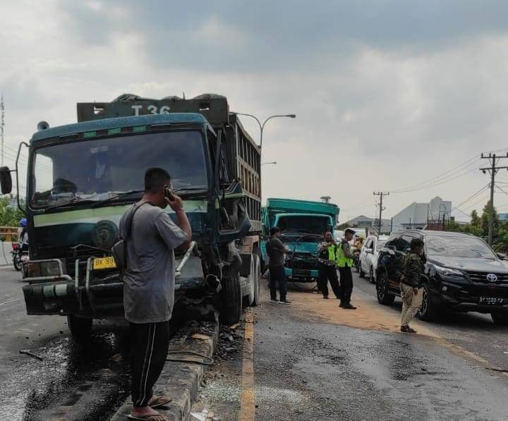 Truk Tabrakan Oli dan Solar Penuhi Fly Over Amplas