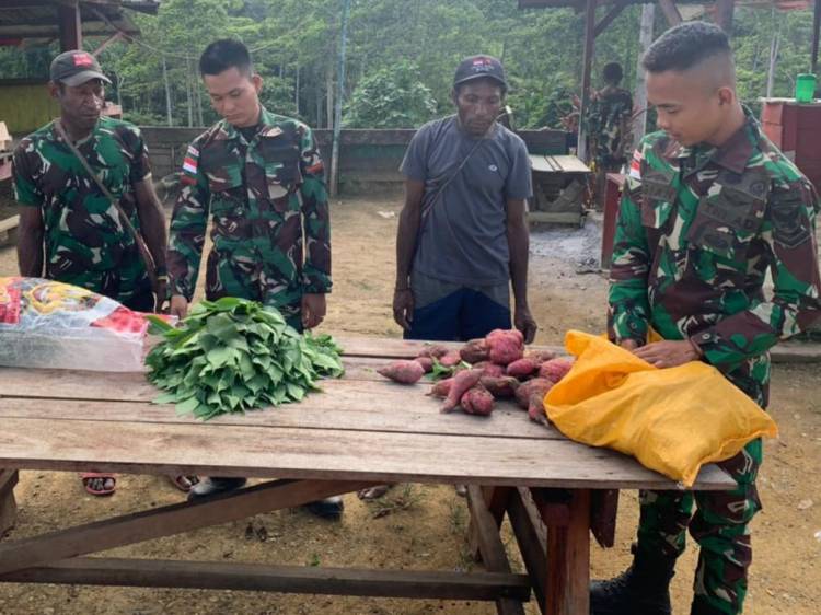 Wujud Terimakasih, Warga Bawa Hasil Kebun Untuk Satgas Yonif 143/TWEJ