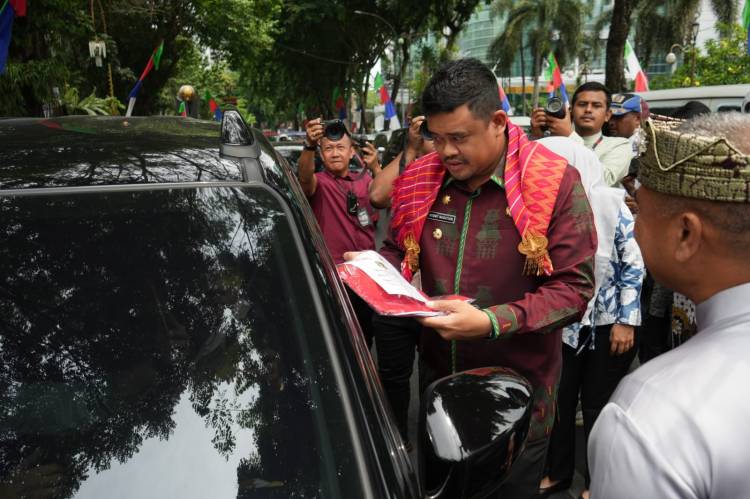 Pemko Medan Bagikan 500 Bendera Merah Putih Kepada Pengendara*