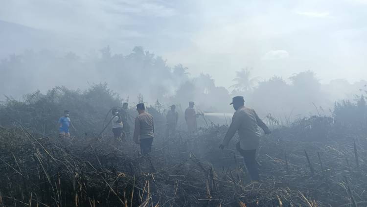 Kebakaran Lahan di Muara Satu, Polisi Bantu Padamkan Api