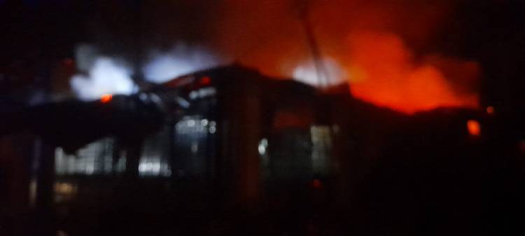 Babinsa Kodim 0204/DS Berjibaku Padamkan Kebakaran 2 Bangunan di Pantai Cermin