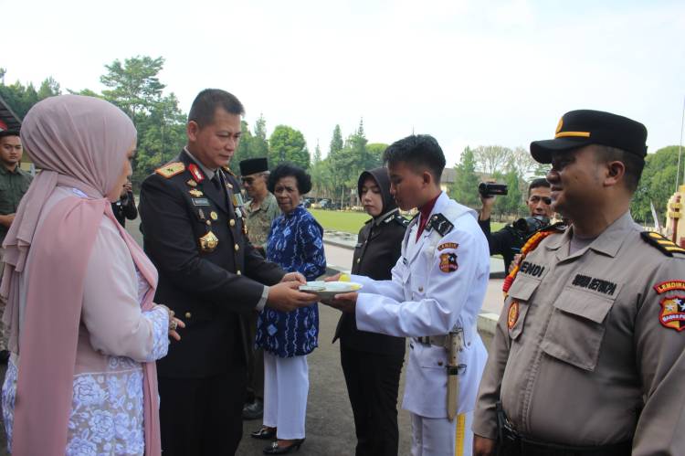 Peringati Hari Bhayangkara  Ke 77 Tahun 2023, Kasetukpa Menjadi Irup Di Lapangan Merdeka Kota Sukabumi