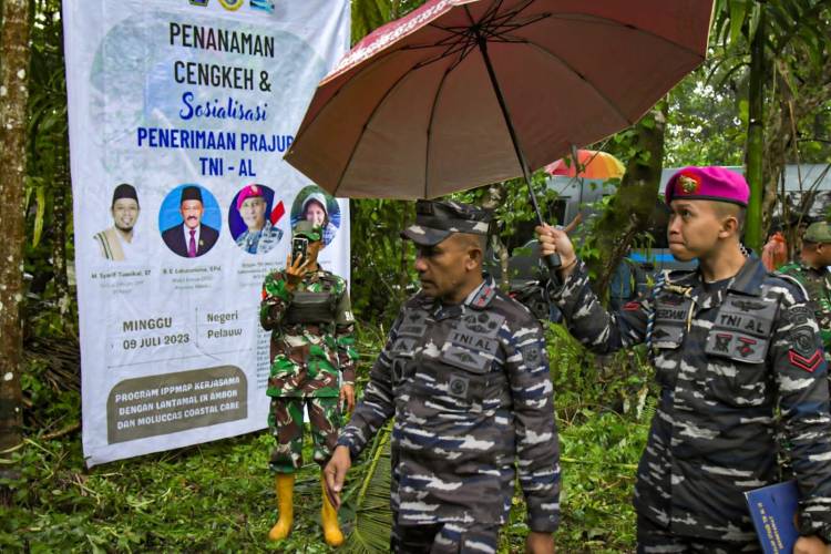 Danlantamal IX Tanam Bibit Cengkeh Bersama IPPMAP dan Moluccas Coastal Care