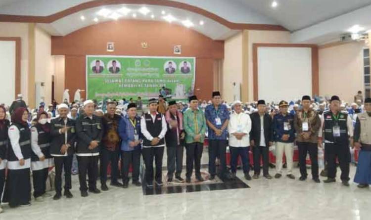 Sambut kloter 16, Qosbi Bilang Jamaah Harus Jadi Penyejuk di Tengah-tengah Masyarakat