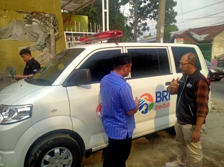 BRI Serahkan Bantuan Satu Unit Ambulans Kepada Yayasan Santri Berbuat Indonesia