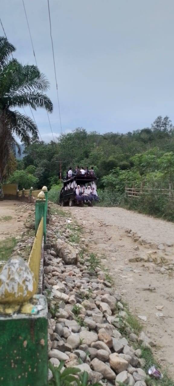 Pelajar desa Tanjung Mompang Berjuang Menuntut Ilmu