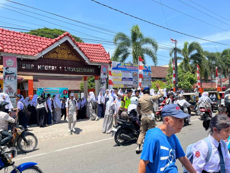 Peduli Keselamatan Siswa, Di Sela Patroli Bersepeda Tim URC Polres Lhokseumawe Atur Lalin di Depan Sekolah