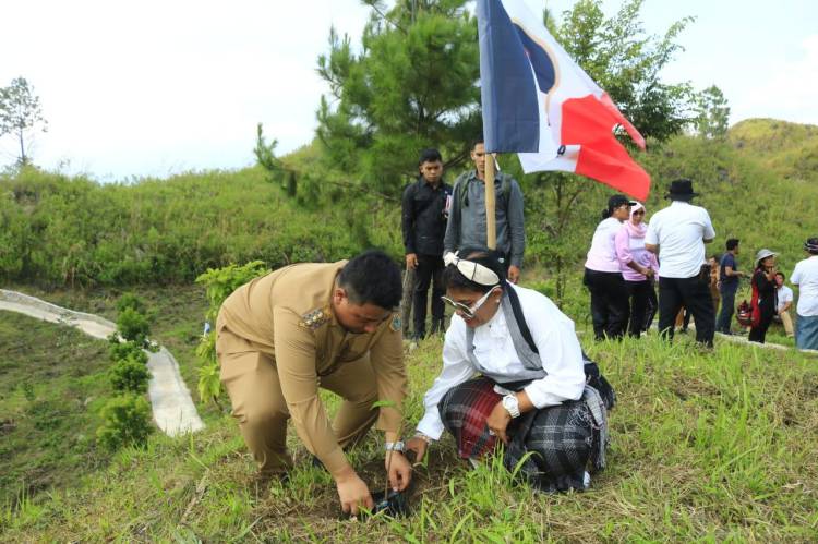 Bupati Samosir Tanam Pohon Sambut Festival Wisata