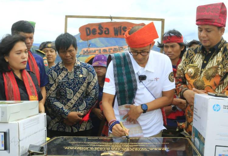 Bupati Samosir Dampingi Kunjungan Kerja Menparekraf Ke Desa Wisata Hariara Pohan