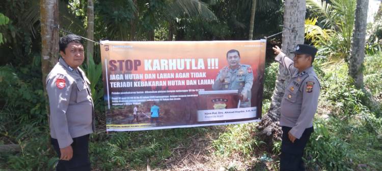Personel Polsek Blang Mangat Pasang Spanduk Himbauan Cegah Karhutla di Sejumlah Titik