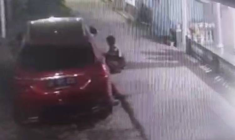 Spesialis Pencuri Ban Mobil Terekam CCTV Di Marelan