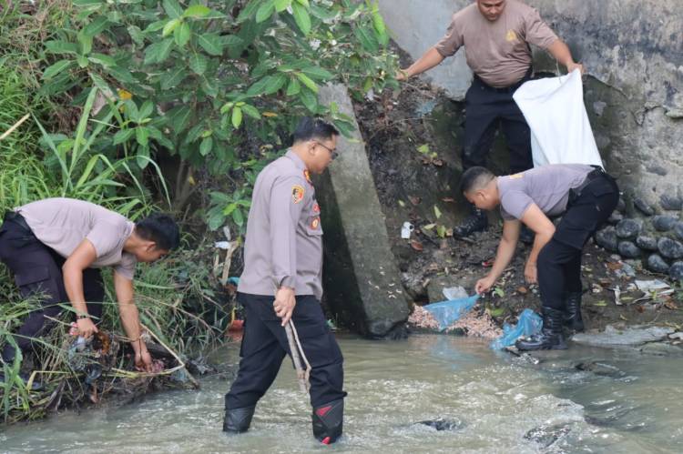 Polresta Deliserdang Bersihkan Sampah di Sekitaran Sungai Malinda