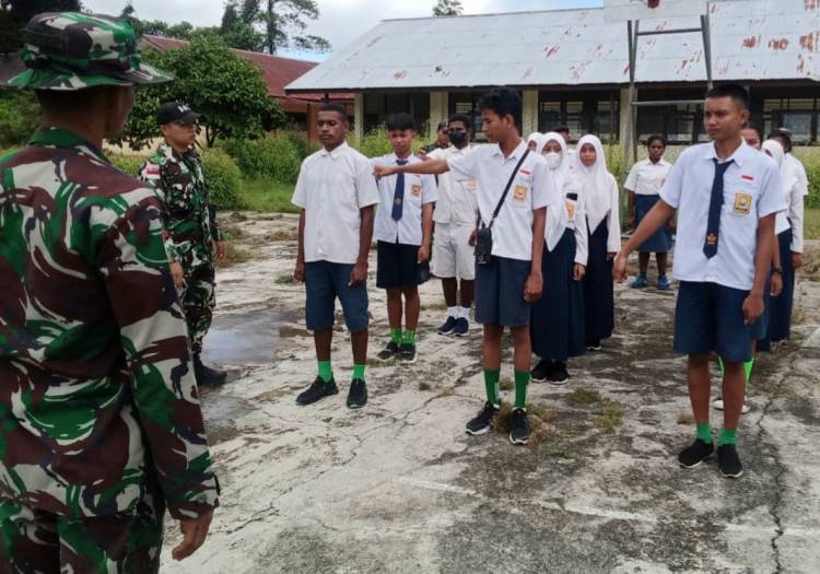 Satgas Yonif 143/TWEJ  Bentuk Karakter Masa Orientasi Siswa (MOS) Di Papua