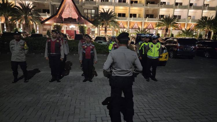 Polsek Parapat Amankan Rapat Evaluasi Pembentukan PPK, PPS, dan Pantarlih KPU RI di Hotel Niagara Parapat