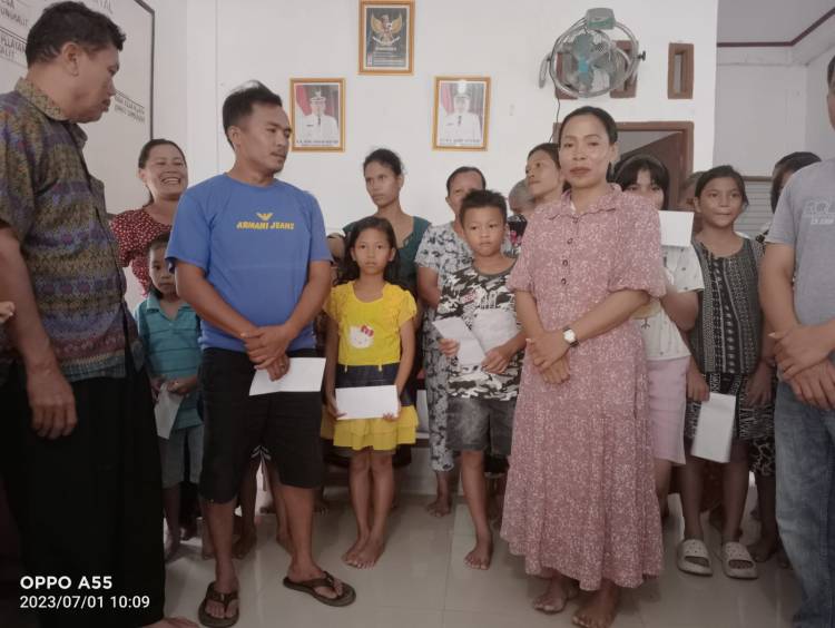 Warni Tumaksari Pangaribuan S.Pdk,  Pj Kades Janji Matogu  Berikan Hadiah kepada Anak Berprestasi