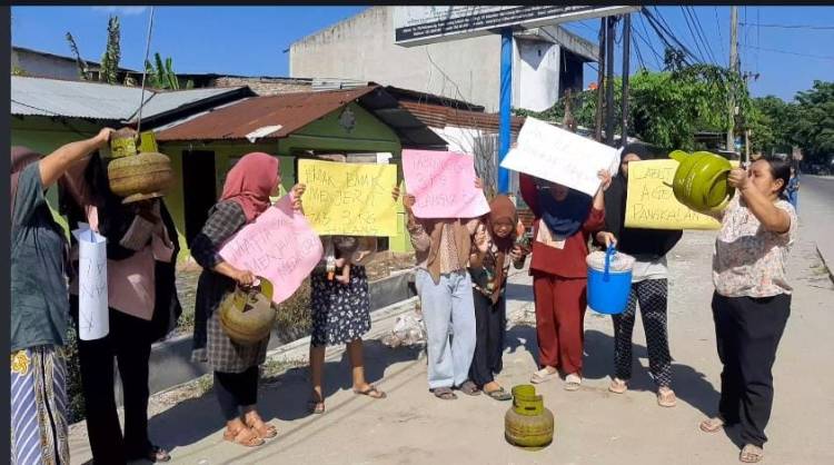 Gas Subsidi Langka Di Medan Utara, Puluhan IRT Unjuk Rasa