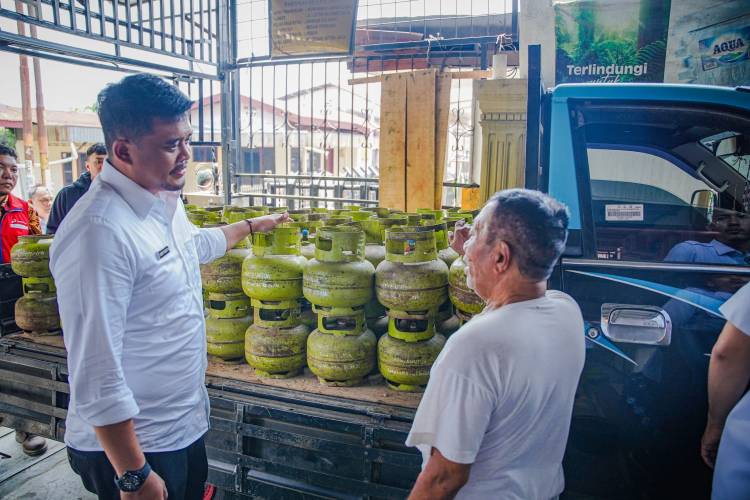 Dikeluhkan Langka Oleh Warga, Bobby Nasution Gercep Sidak Pangkalan Gas