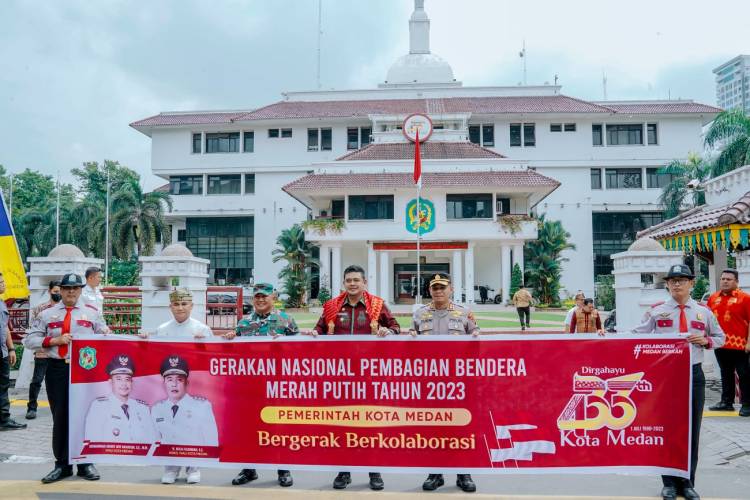 Tumbuhkan Semangat Kemerdekaan dan Jiwa Nasionalis, Bobby Nasution Bagikan Bendera Merah Putih