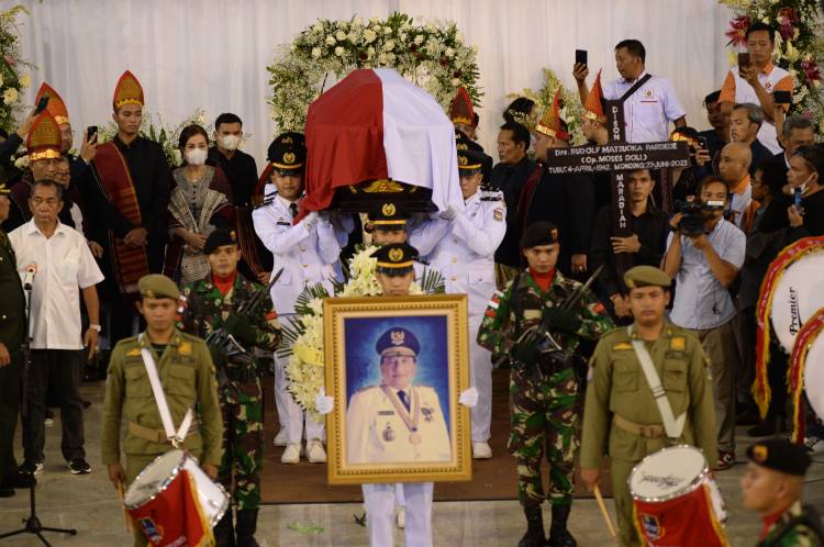 Hantar ke Peristirahatan Terakhir,  Edy Rahmayadi Doakan Rudolf Pardede  Mendapat Tempat Terbaik di Sisi Tuhan