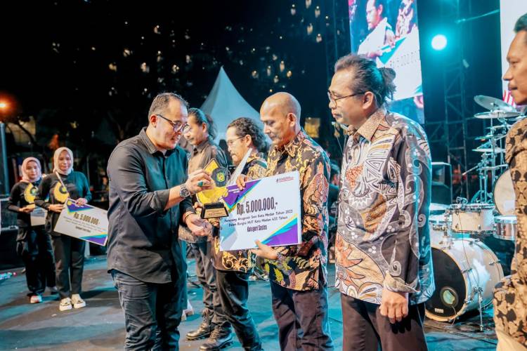 Di Colorful Medan Carnival, Bobby Nasution Beri Penghargaan Seniman Seniman Medan