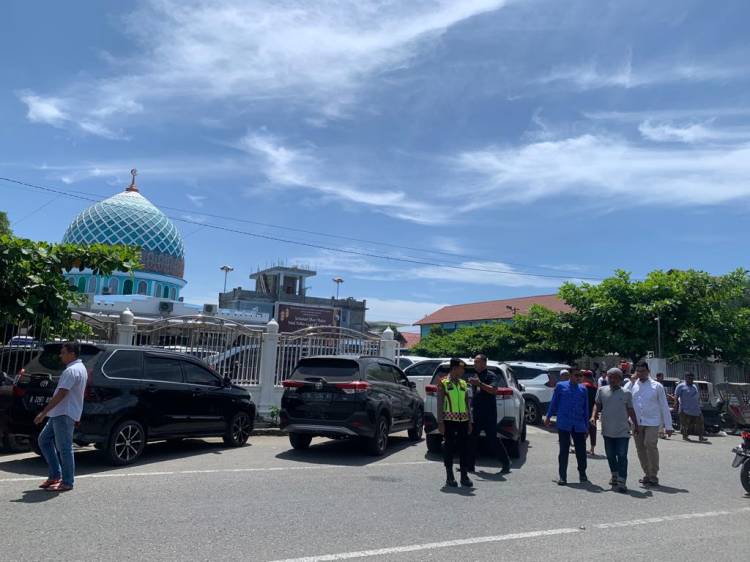 Tim URC Polres Lhokseumawe Atur Lalin di Depan Masjid Jamik