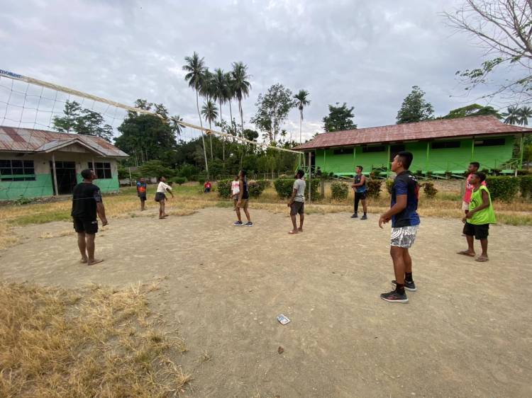 Satgas Yonif 132/BS Bantu Berikan Alat Olahraga Kepada Pemuda Kp. Kibay