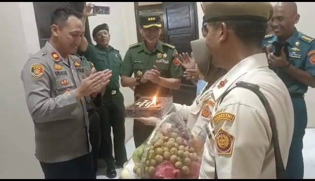 HUT Bhayangkara ke 77 | Personel Oditurat Militer Tinggi 1 Medan Beri Surprise ke Polsek Medan Baru