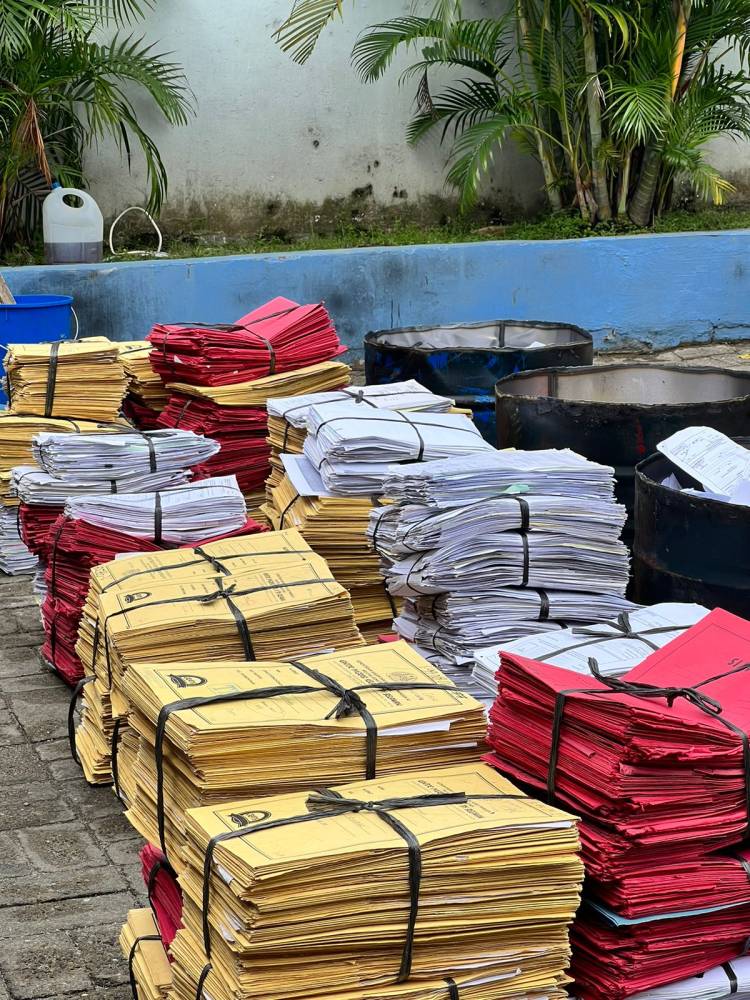Kantor Imigrasi Kelas II TPI Belawan Musnahkan Ribuan Arsip