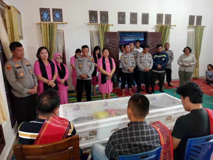 Kapolres Simalungun Melayat Ke Rumah Duka Personelnya yang Meninggal