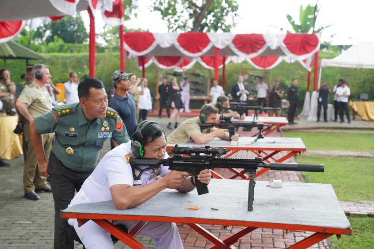 Panglima Australia Terpukau Dengan Kecanggihan Alutsista TNI Produksi Pindad
