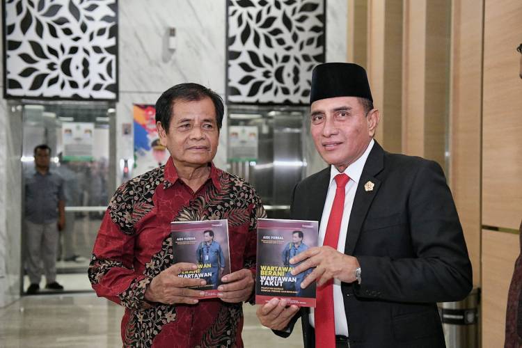 Gubsu Terima Buku "Wartawan Berani Wartawan Takut  Pada Peliputan Daerah Konflik-Perang Dan Bencana"