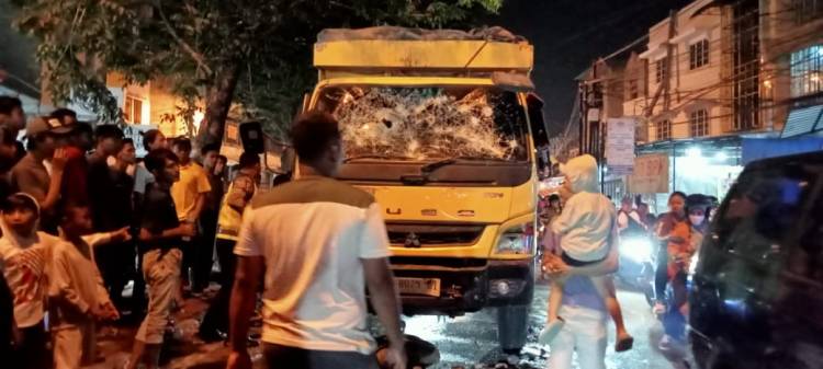 Truk Tabrak Lari Pengendara Motor Diduga Tewas Dirusak Massa di Katamso