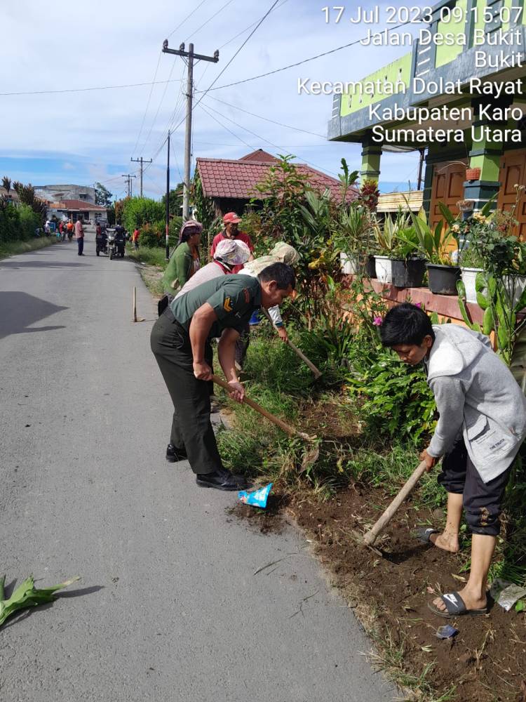 Gotong Royong Bersihkan Lingkungan Dilaksanakan Babinsa Koramil 01/Barusjahe Dengan Warga