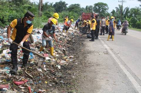 Sahuti Himbauan Kapolri, Polres Labuhanbatu Dan Jajaran Gelar Aksi Peduli Lingkungan Bersihkan Sampah Di Ruas Jalinsum