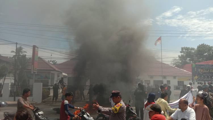 Buntut Status WhatsApp,Kantor Kajari Tanjung Balai diselubungi Asap  Hitam