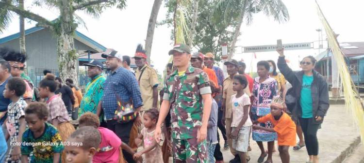 Babinsa Koramil 1710-01/Kokonao Dampingi Tim Penilai Lomba Kebersihan Kampung