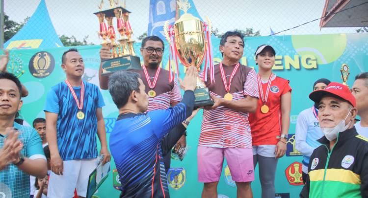 Emilwan Ridwan Tutup Turnamen Tenis Kajati Sulteng Cup 1 2023, Klub Siranindi Boyong Piala Bergilir
