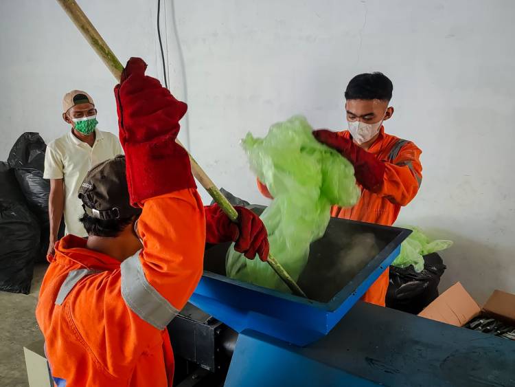 Kecamatan Medan Belawan dan Warga Berinovasi Daur Ulang Sampah Plastik Jadi Balok dan Papan