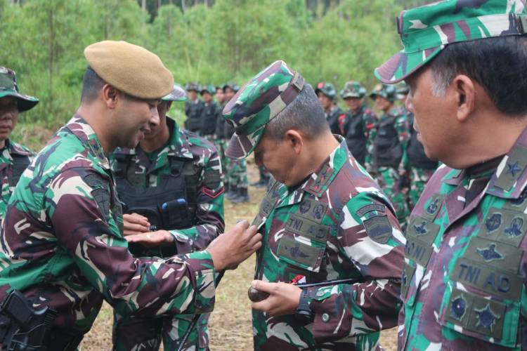 Pangdam I/BB Terima Brevet Kehormatan Penembak Meriam (The Gunner) Armed TNI AD