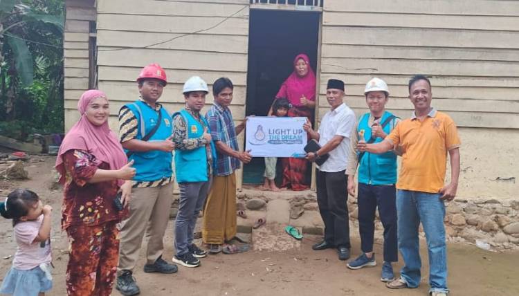 PLN Nyalakan Sambungan Listrik Gratis 24 Rumah di Padang Sidempuan