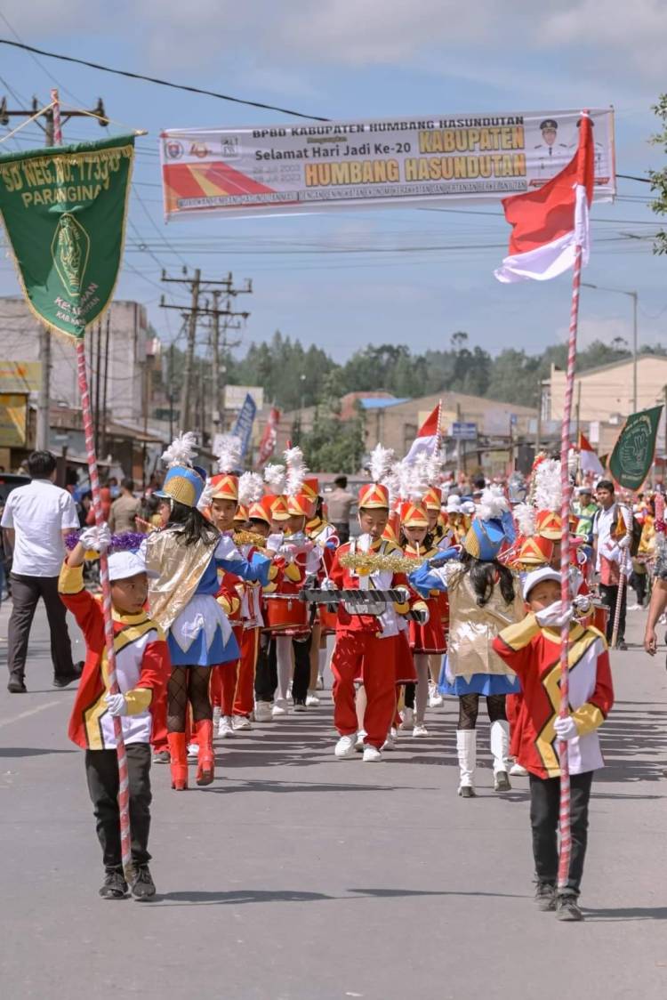 Parade Marching Band di Tampilkan Memeriahkan HUT ke 20 Kabupaten Humbahas