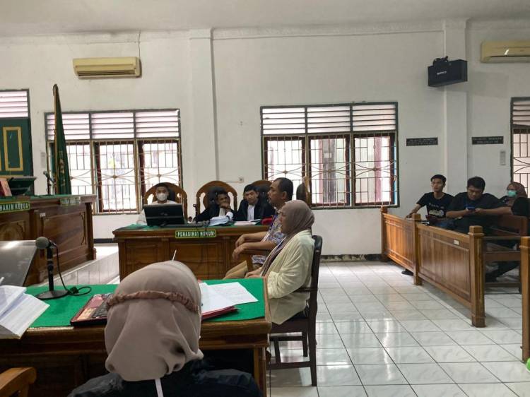Turut Hadiri Sidang, Orang Tua Ken Admiral Beri Keterangan