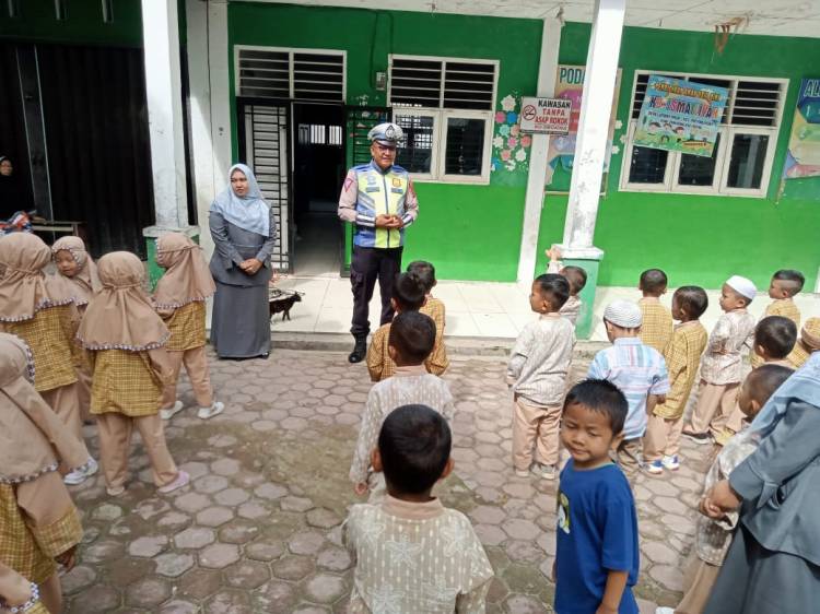 Perduli Terhadap Pendidikan Anak Usia Dini, Ini yang Dilakukan Aidda Indra Personil Sat Lantas Polres Madina