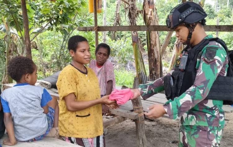 Satgas Yonif 143/TWEJ Hadirkan Kegembiraan Warga Pedalaman Papua