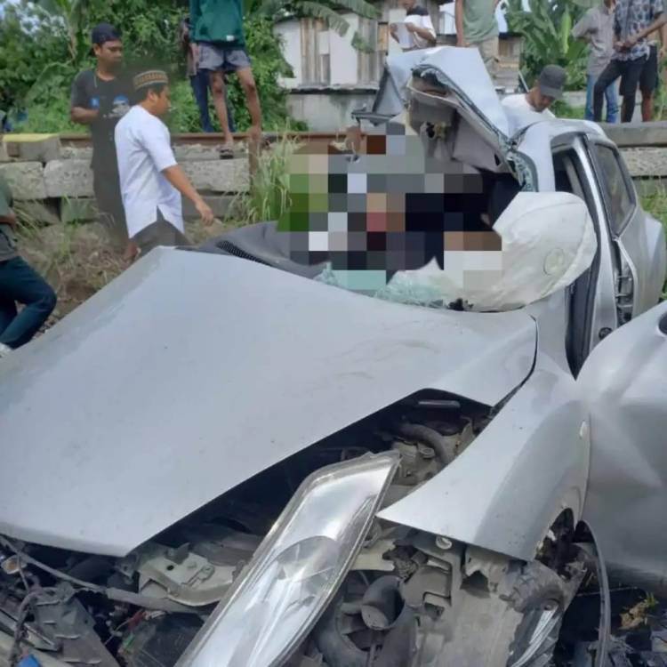 Naas...  Dua Nyawa Melayang Pasca Mobil Dihantam KA