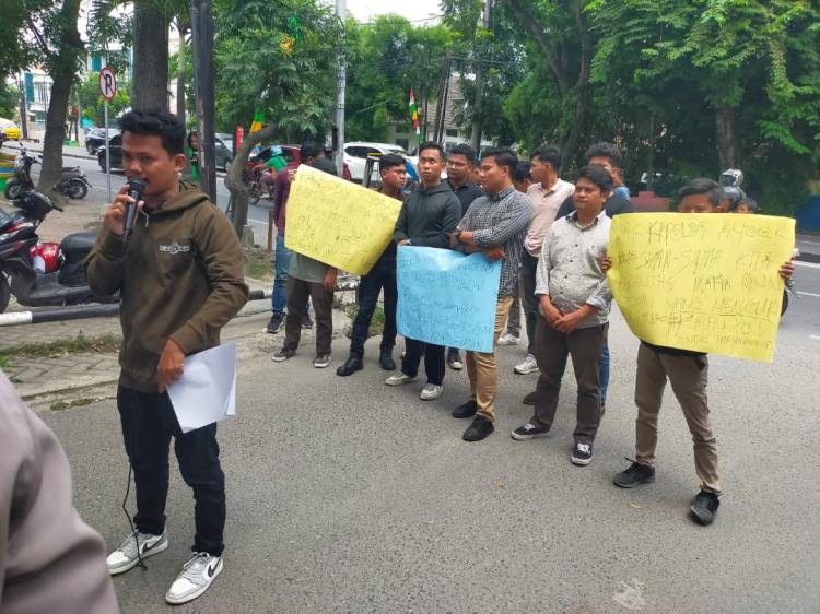 Mahasiswa Demo PLN Sumut Minta Berantas Mafia Pencurian Arus Listrik