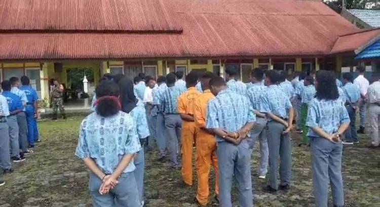 Babinsa Koramil 1710-03/KK Bekali Wawasan Kebangsaan Kepada Siswa-Siswi SMKN 1 Mimika