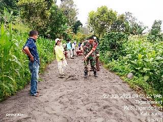 Babinsa Koramil 05/Payung Bersama Warga Gotong Royong Membantu Pengerjaan Pengerasan Jalan Desa
