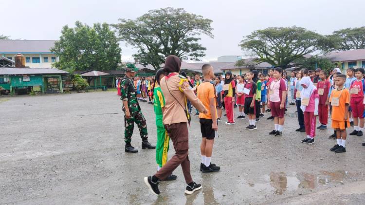 Latih PBB Untuk Upacara Pengibaran Bendera Kepada Siswa Baru SMPN 2 Mimika