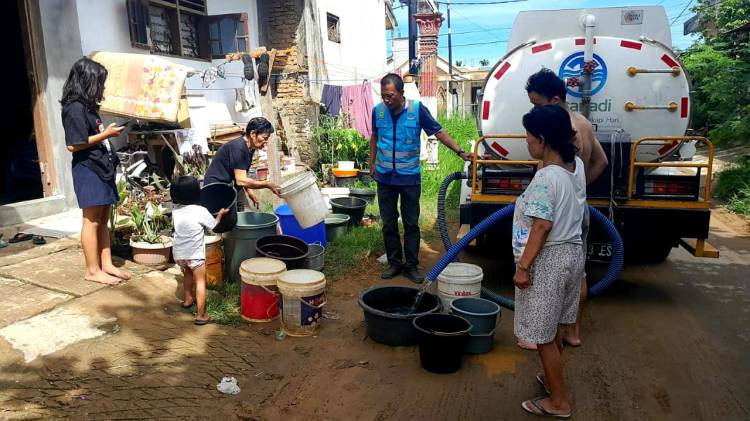 Perumda Tirtanadi Kerahkan 6 Unit Mobil Tangki, Suplai Air Kepada Masyarakat.